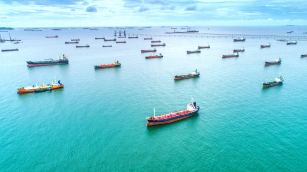 petroliera, cisterna di gas in alto mare. - shipping industrial ship sea nautical vessel foto e immagini stock