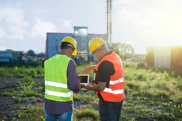 los ingenieros de instalación industrial - business two people talking building exterior fotografías e imágenes de stock