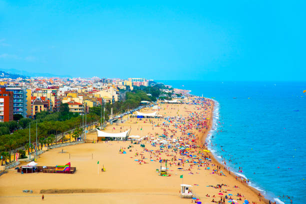 playa platja gran de calella, españa - maresme fotografías e imágenes de stock