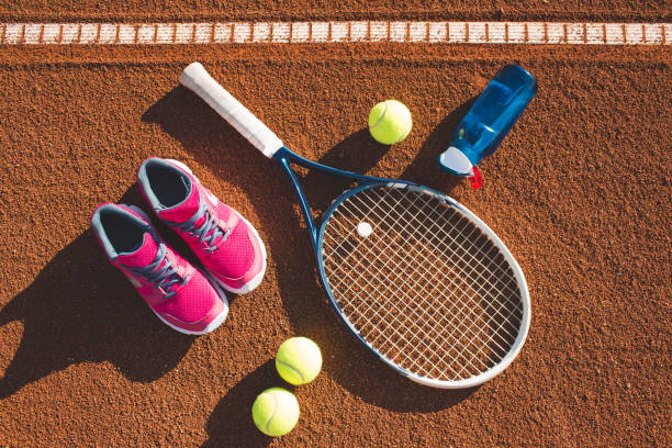 équipement de tennis portant sur la cour - photos de fauteuil sphérique photos et images de collection
