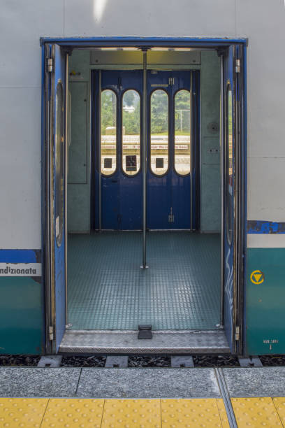 ポルタ ・ アペルタ ・ デル ・ トレノ - train door vehicle door open ストックフォトと画像