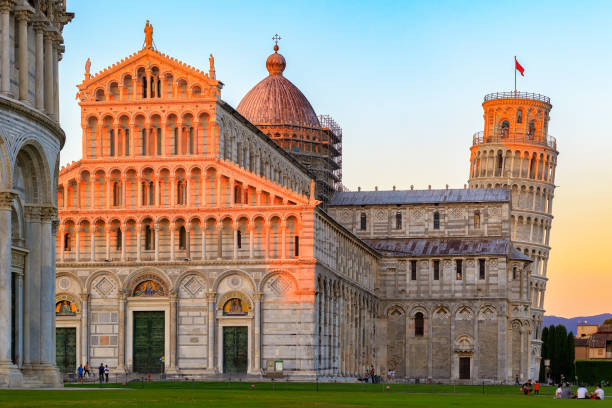 goldenes sonnenlicht getroffen auf dem schiefen turm und dom von pisa in italien - pisa tuscany italy baptistery stock-fotos und bilder