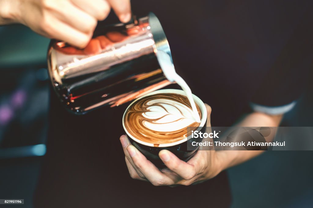 Cómo hacer arte latte barista foco en leche y café en tono de color de la vendimia. - Foto de stock de Café - Edificio de hostelería libre de derechos