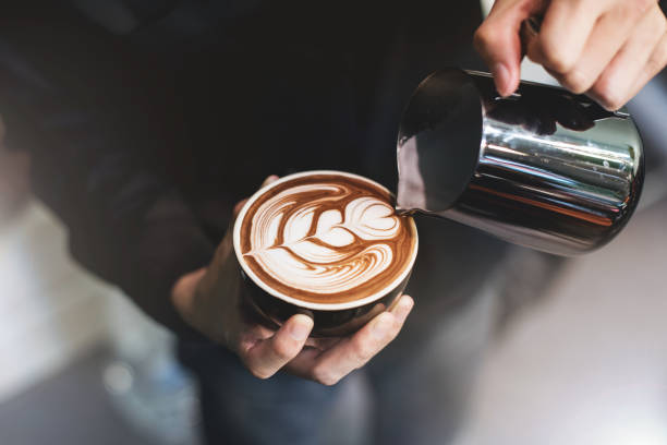 barista machen kaffeetasse latte kunst - barista fotos stock-fotos und bilder