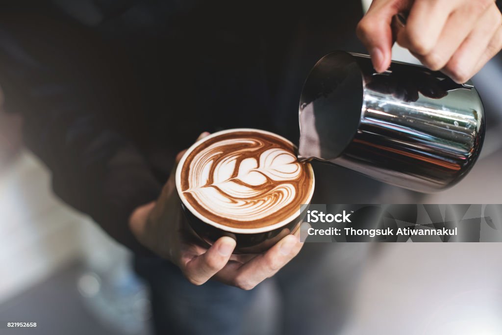 Faire de le barista café tasse latte art - Photo de Café - Boisson libre de droits