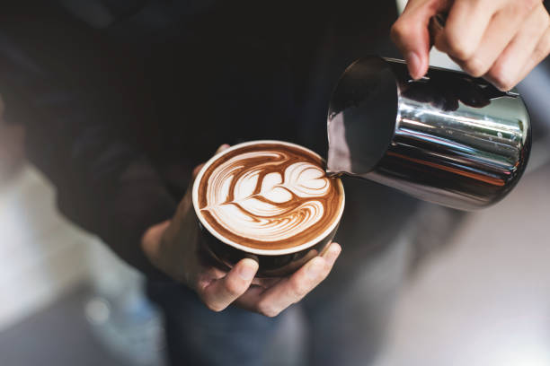 faire de le barista café tasse latte art - cappuccino photos et images de collection