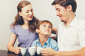 mutter-vater-und-sohn-zusammen-kaffee-trinken.jpg?b=1&s=170x170&k=20&c=-x8MOf26JedG92zw6jYgGqZn_5Vu0PqNIVcar-KEHQo=