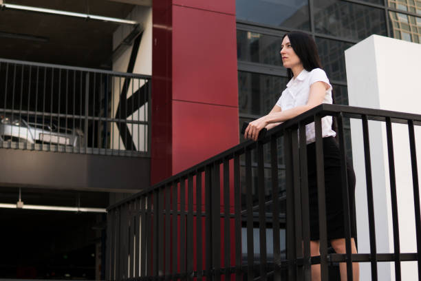 istock business woman looks aside 821966606