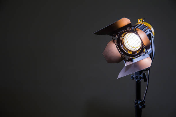 fluter mit halogenlampe und fresnel-linse auf grauem hintergrund. beleuchtungseinrichtungen für das schießen. filmen und fotografieren im inneren - aufführung fotos stock-fotos und bilder