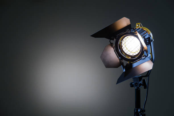 proyector con lámpara halógena y lente de fresnel sobre un fondo gris. equipo de iluminación para el tiro. filmar y fotografiar en el interior - fresnel fotografías e imágenes de stock