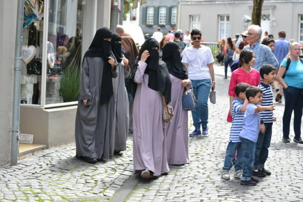 monschau en alemania con las mujeres musulmanas - monschau fotografías e imágenes de stock