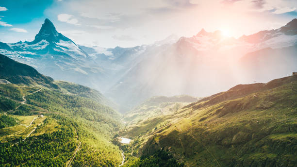 matterhorn mountain z białym śniegiem i błękitnym niebem w mieście zermatt w szwajcarii - switzerland mountain glacier european alps zdjęcia i obrazy z banku zdjęć