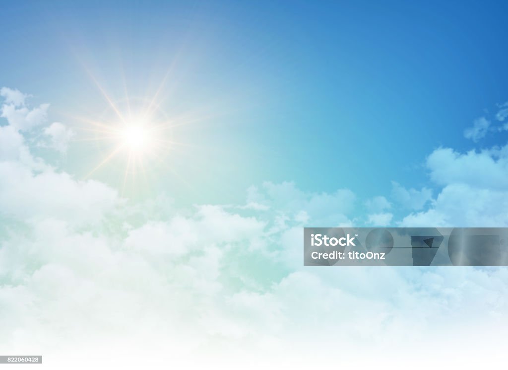 Sole nascente in un cielo blu nuvoloso - Foto stock royalty-free di Cielo