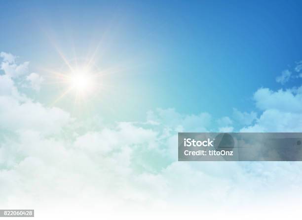Sole Nascente In Un Cielo Blu Nuvoloso - Fotografie stock e altre immagini di Cielo - Cielo, Luce solare, Nube