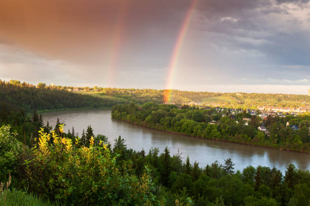 arc-en-ciel sur la rivière saskatchewan-nord - north saskatchewan river photos et images de collection