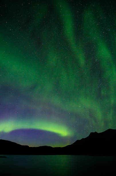 イガリクの湖の上夜のオーロラ - star shape sky star aurora borealis ストックフォトと画像