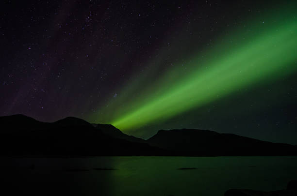 イガリクの湖の上夜のオーロラ - star shape sky star aurora borealis ストックフォトと画像