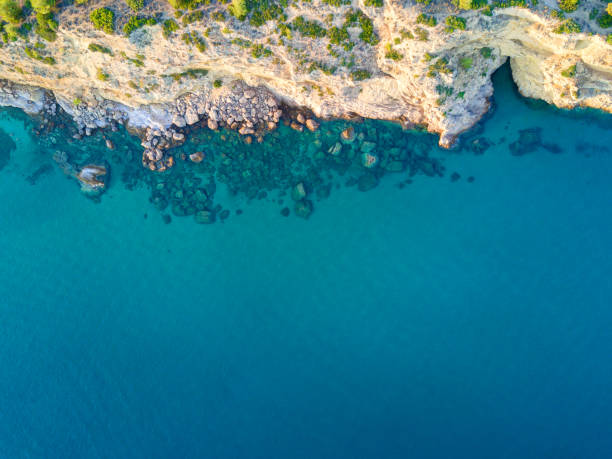 praia da ilha do mediterrâneo. vista aérea - stone water sea mediterranean sea - fotografias e filmes do acervo
