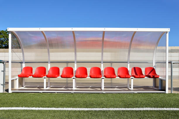 banco y sillas de plástico rojo para los jugadores en el estadio - soccer bench fotografías e imágenes de stock