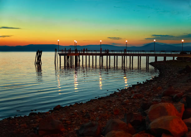 noche en el lago de bracciano - bracciano fotografías e imágenes de stock