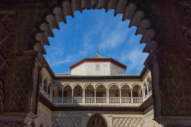 세비야, 스페인, 유럽에서 날카로운된 아치에 통해 무어 돔 - seville alcazar palace sevilla arch 뉴스 사진 이미지