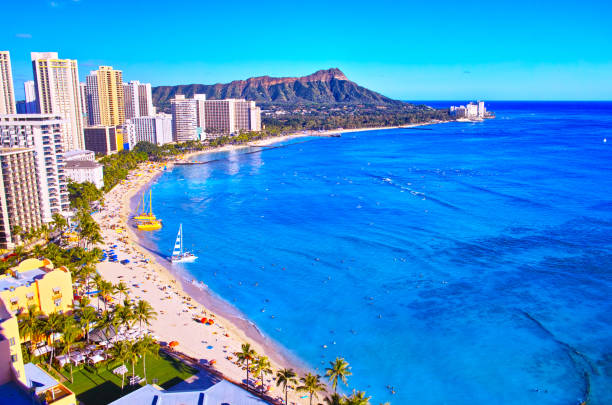 la plage de waikiki à hawaï - outdoors waikiki waikiki beach honolulu photos et images de collection