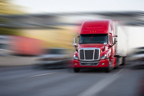 camion semi brillant rouge moderne gros camion semi remorque déménagement avec chargement sur l’autoroute - semi truck truck highway red photos et images de collection