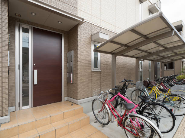 entrada tipo apartamento - cobertizo para bicicletas fotografías e imágenes de stock
