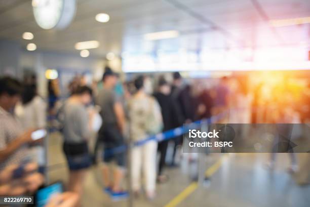 Foto de Fila Do Fundo Desfocado e mais fotos de stock de Esperar na fila - Esperar na fila, Emigração e Imigração, Aeroporto