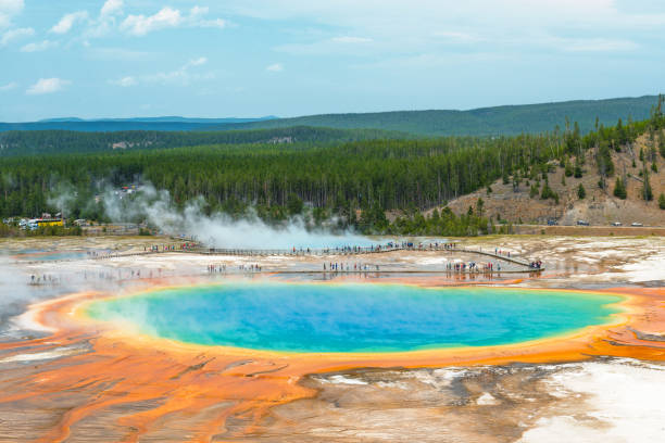 그랜드 프리즘 봄 관점 - midway geyser basin 뉴스 사진 이미지