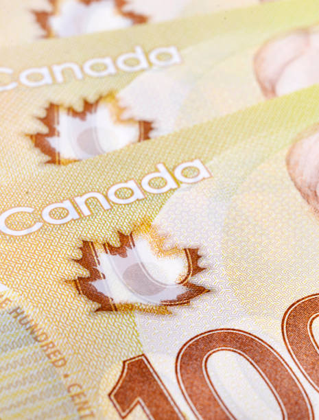 100 kanadische banknoten (cad) hintergrund - canadian dollars canada bill one hundred dollar bill stock-fotos und bilder