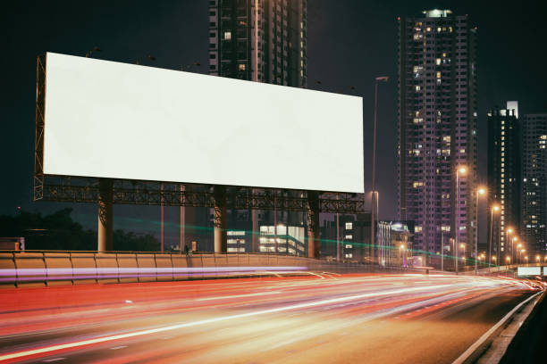 cartelera en blanco blanco en ciudad de calle, la noche senderos de luz - valla publicitaria fotografías e imágenes de stock