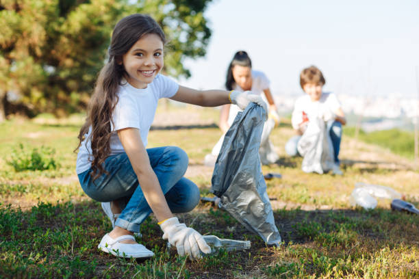 istock Happy child holding package for bottles 822381988