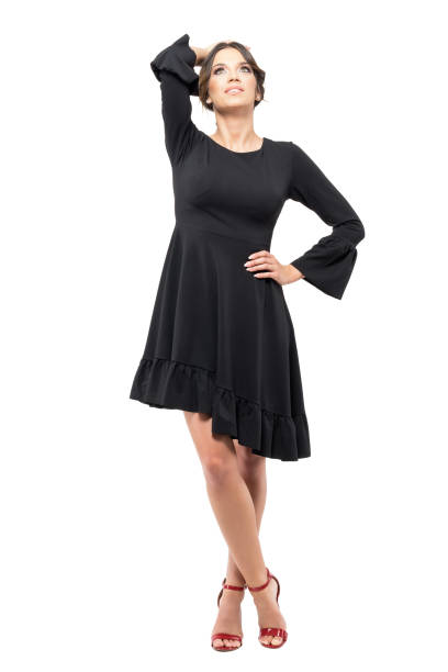 見上げる頭の上の手で黒のドレスで洗練されたラテン系女性 - フラウンスドドレス ストックフォトと画像