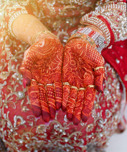 mains de mehndi - wedding indian culture pakistan henna tattoo photos et images de collection