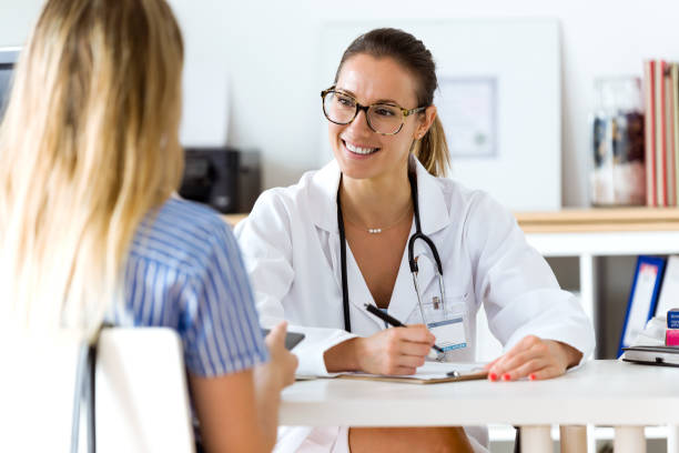 medico donna che spiega la diagnosi alla sua paziente. - medical equipment stethoscope listening medical foto e immagini stock