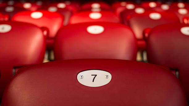 chanceux numéro sept sur rouge chaise vide - number 7 photos et images de collection