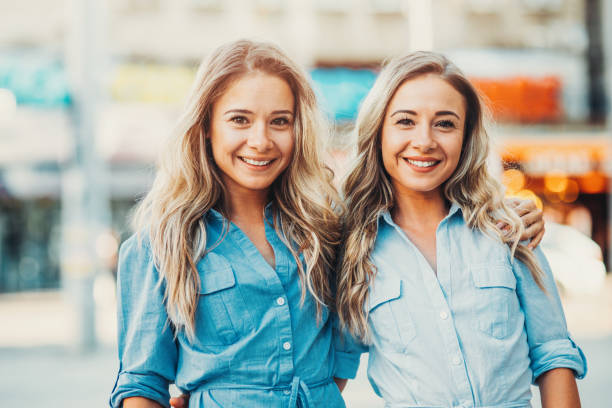 istock Twins in the city 822509366