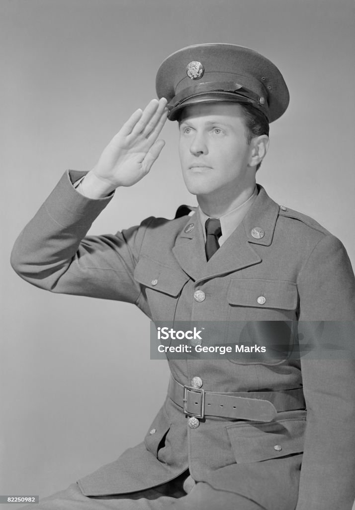 Jeune homme en uniforme Faire le salut militaire - Photo de Faire le salut militaire libre de droits