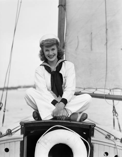 retrato de jovem mulher com roupa de marinheiro no navio - roupa de marinheiro - fotografias e filmes do acervo