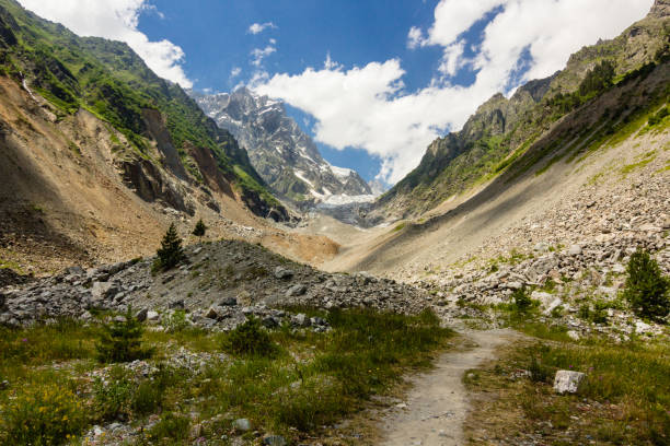 camino en las montañas del cáucaso al glaciar de chalaadi - valley georgia river mountain fotografías e imágenes de stock