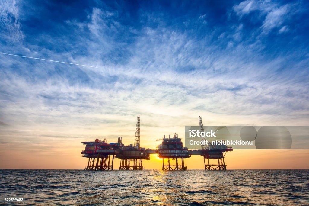 Offshore-Öl-Plattform bei Sonnenuntergang - Lizenzfrei Bohrinsel Stock-Foto