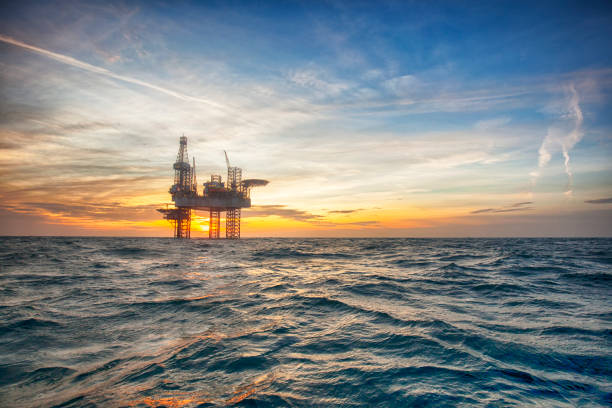 일몰에 근해 석유 플랫폼 - oil rig oil industry refinery sea 뉴스 사진 이미지