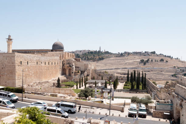 vista do monte do templo e o monte das oliveiras jerusalém cemitério na cidade velha de jerusalém, israel - jerusalem judaism david tower - fotografias e filmes do acervo