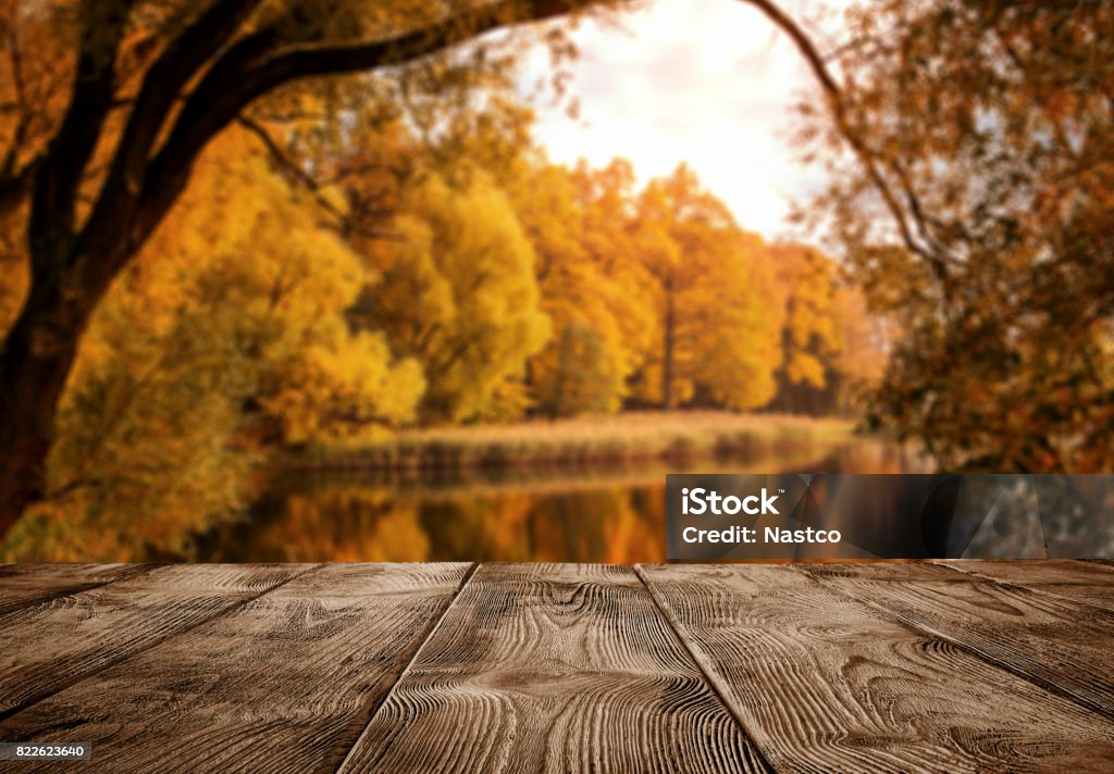 Table en bois vide sur le paysage d’automne - Photo de Automne libre de droits