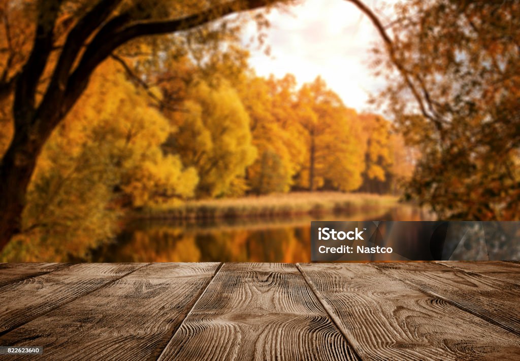 秋の風景を空の木製テーブル - 秋のロイヤリティフリーストックフォト