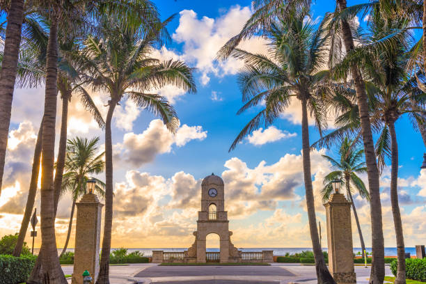 worth avenue palm beach - torre dellorologio torre foto e immagini stock