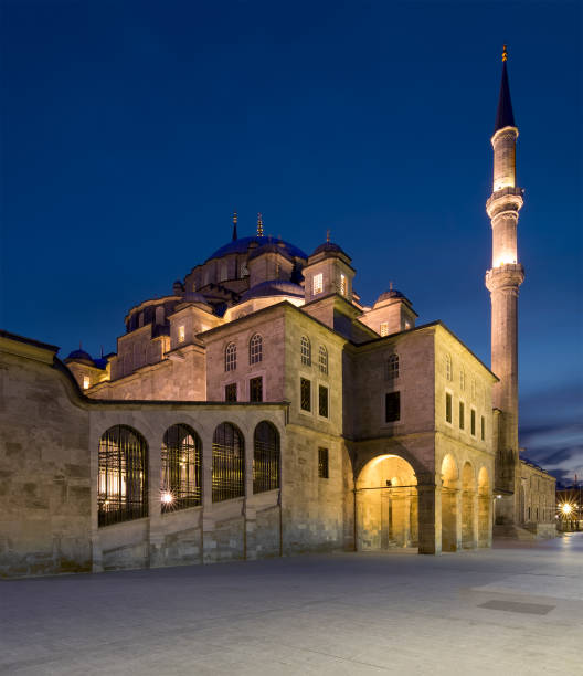 toma nocturna de la mezquita de fatih, un una mezquita imperial otomana, estambul, turquía - architect sinan fotografías e imágenes de stock