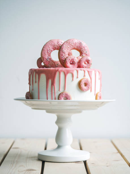 increíble pastel de boda con donuts - white food fotografías e imágenes de stock