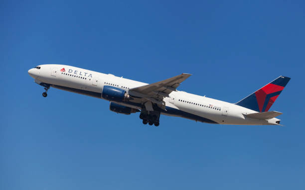 델타 항공 선 보잉 777-200er - delta air lines 뉴스 사진 이미지